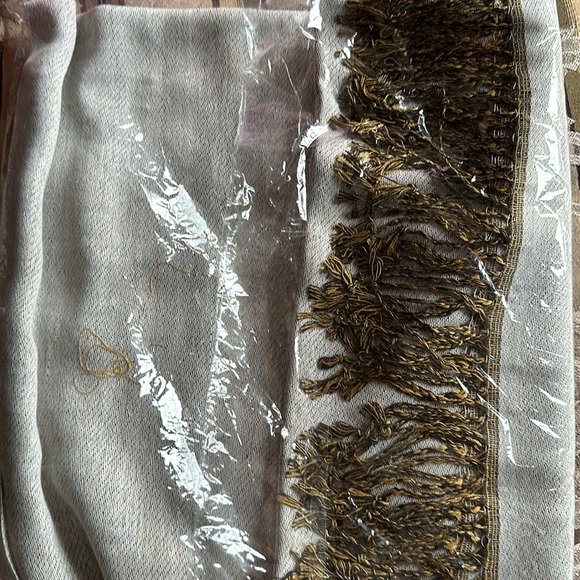 Pashmina wrap, silver grey with golden paisley patterned bands. New in package - Picture 3 of 3